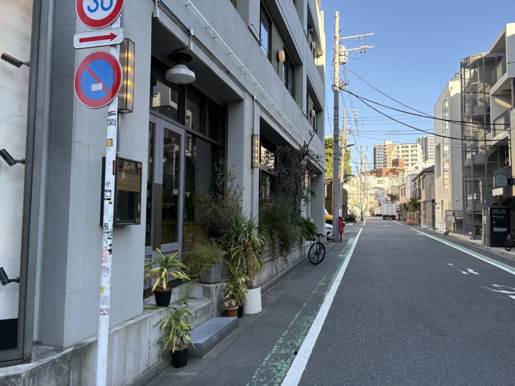 井岡社長と奏が話しながら歩いてきたところ