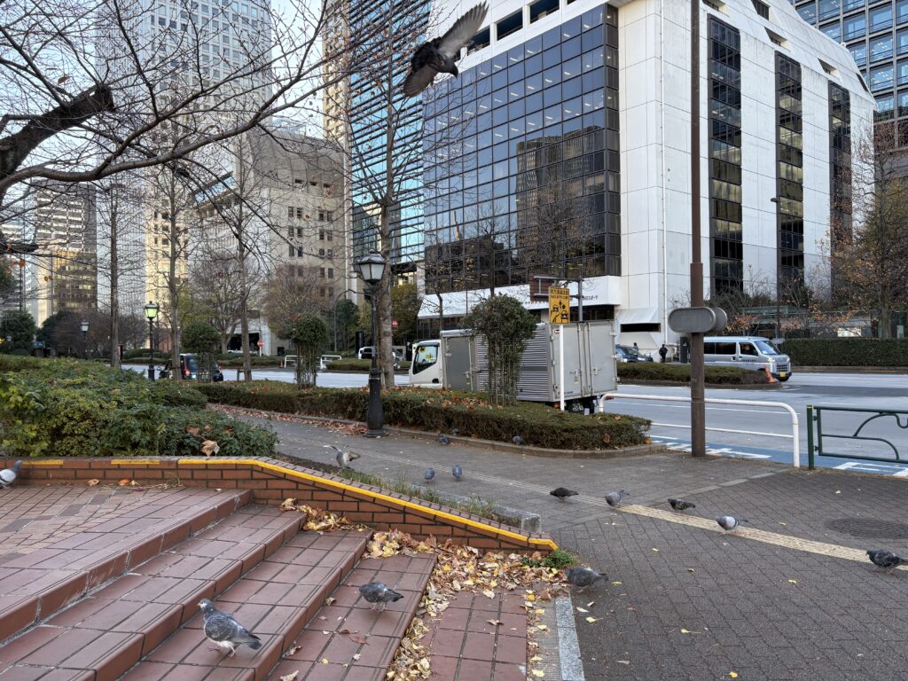 日比谷公園入口
道路の向こうに週刊文潮が見える