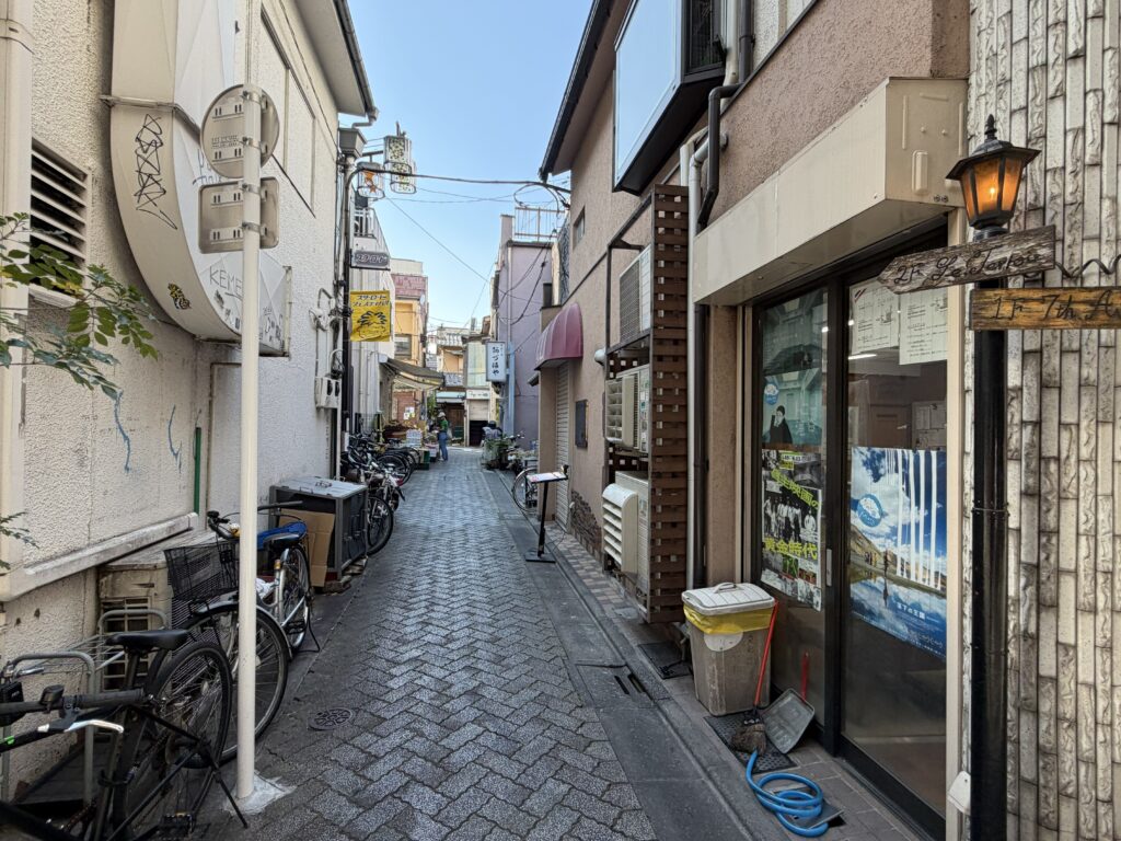 路地に入ると