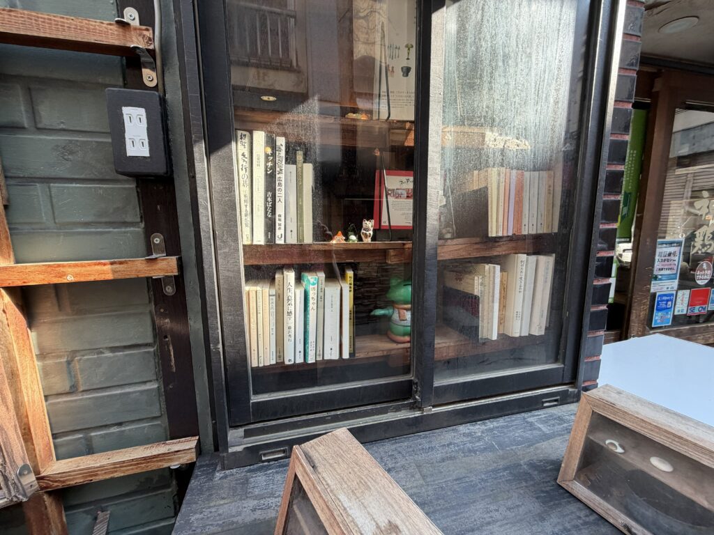 喫茶店の窓際にはたくさんの小説が